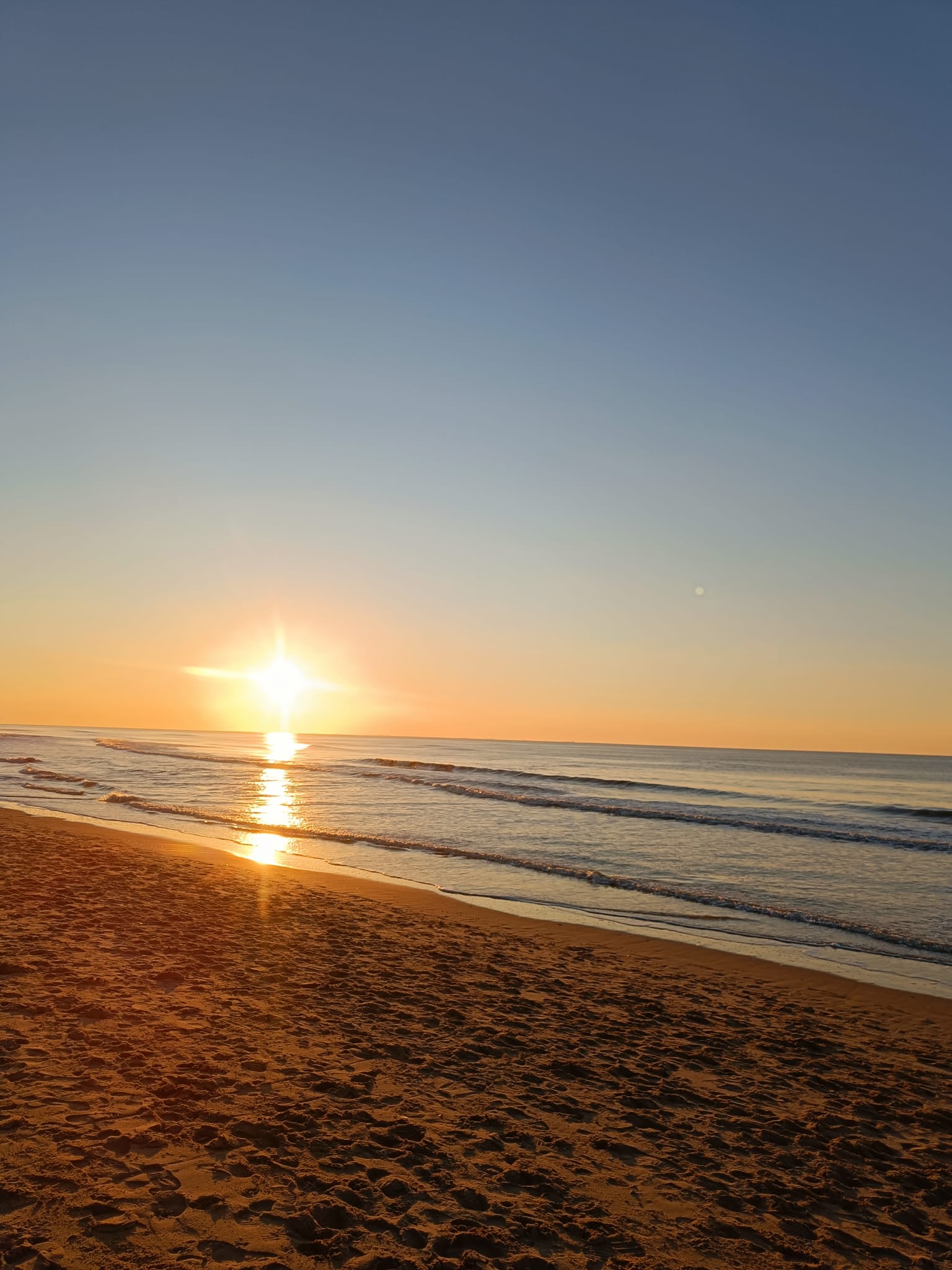Rustig strand bij gouden licht