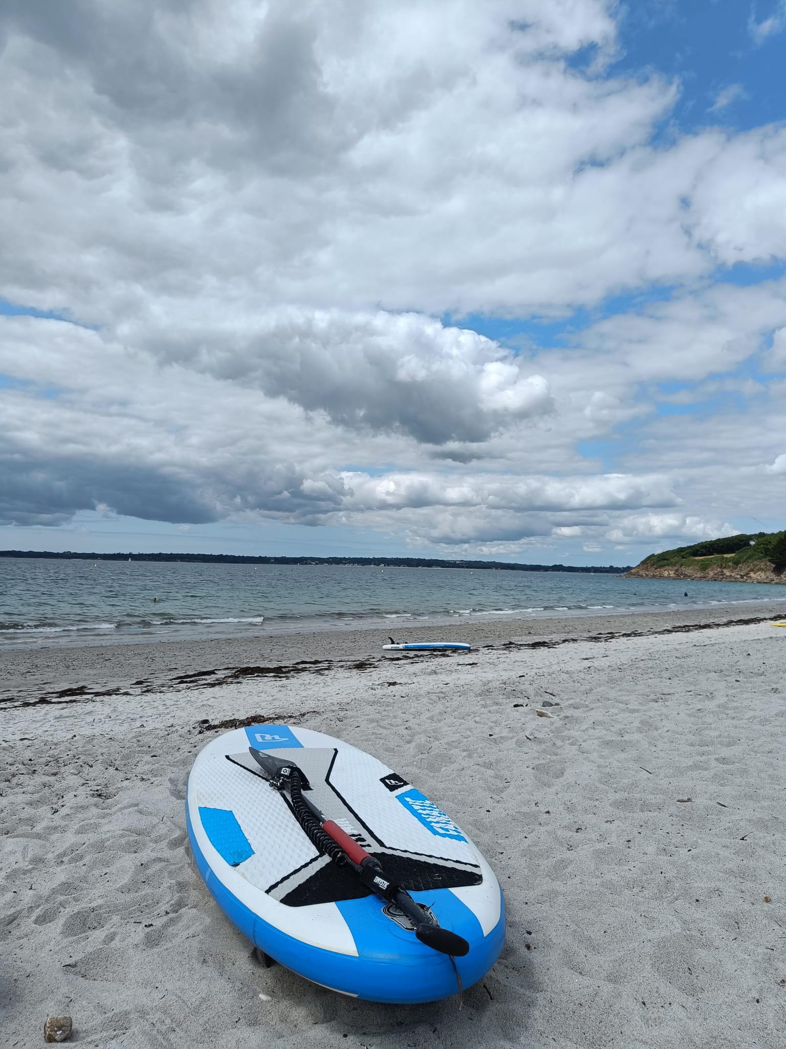 SUP-board op het strand bij rustig water