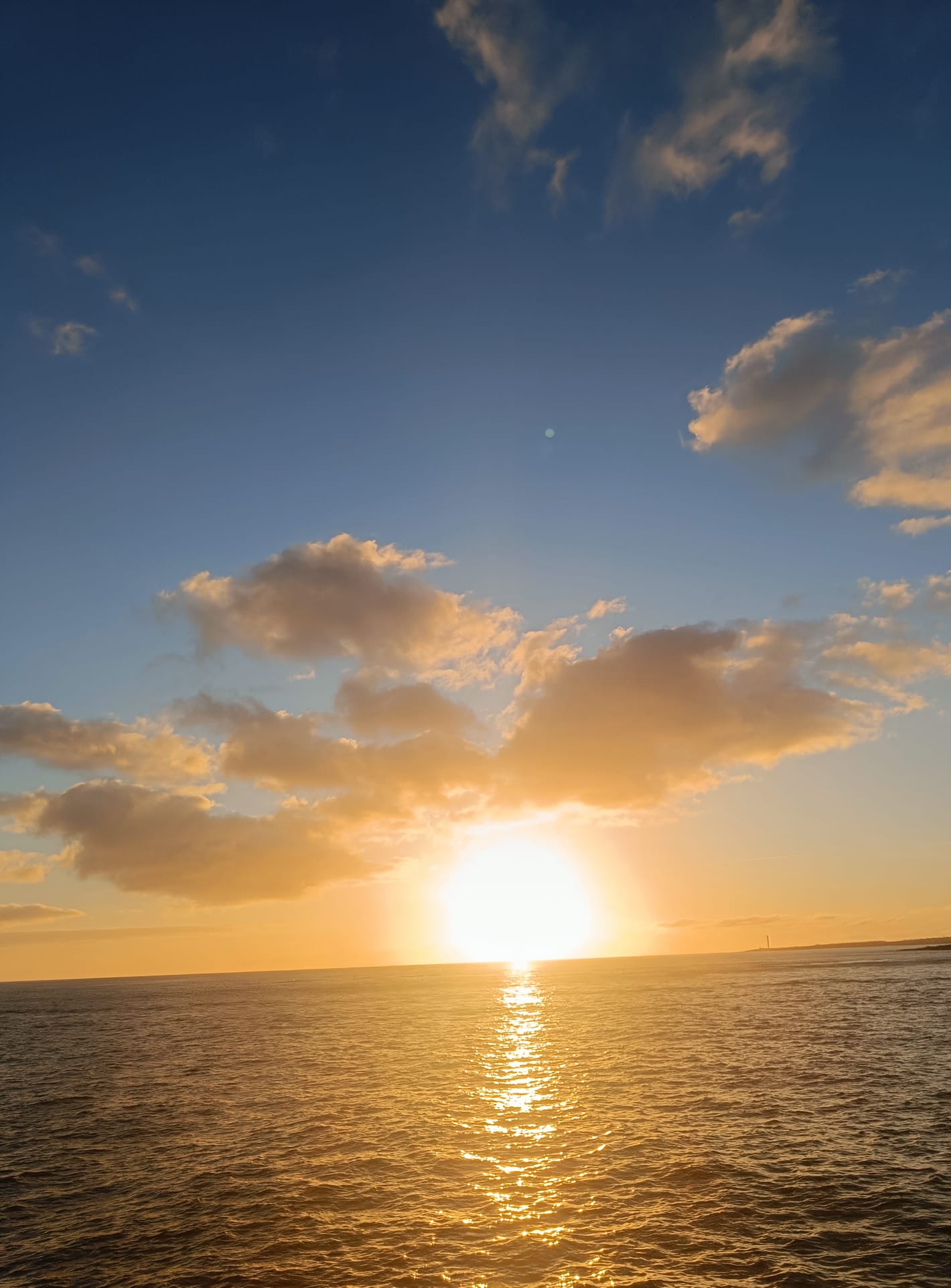 Zonsondergang boven de zee